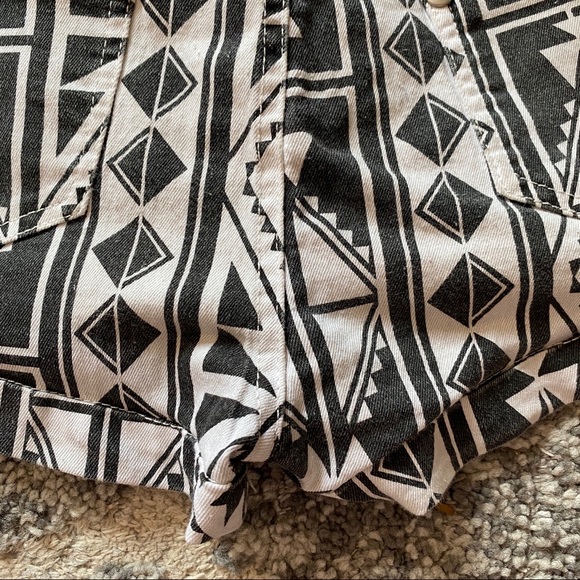Aztec style denim shorts - forever 21 - size S - Picture 5 of 8